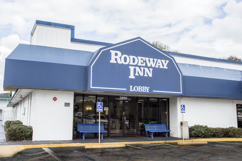 Rodeway Inn Maingate image 1